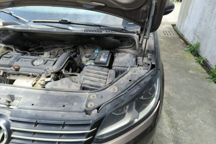Used Volkswagen Touran 2011 1.4T Manual ZhiShang Edition 5-seater Engine Bay Left