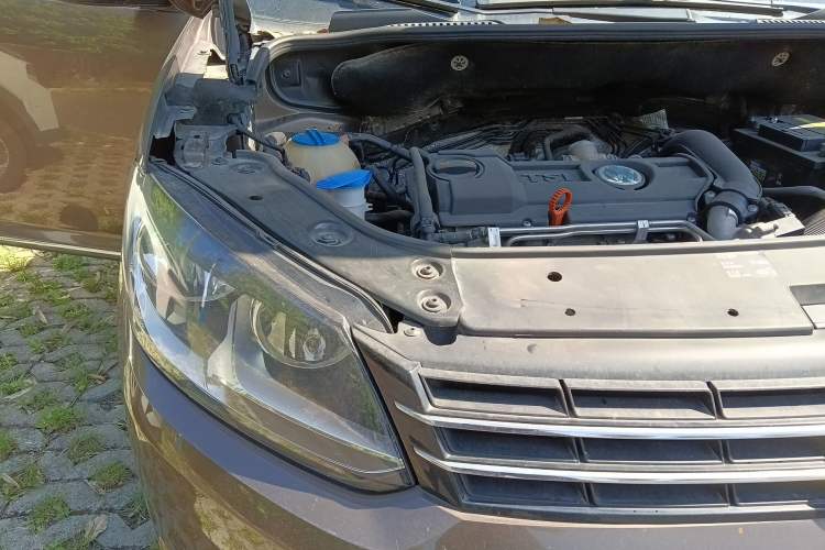 Used Volkswagen Touran 2011 1.4T Manual Zhiya Edition 5 Seats Engine Bay Right