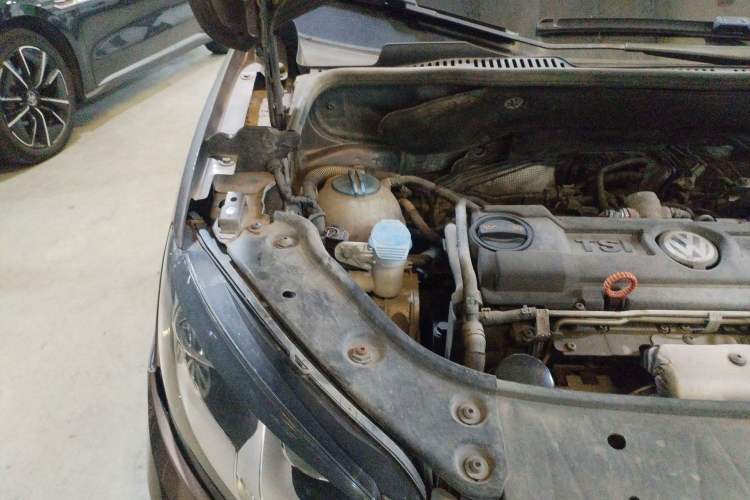 Used Volkswagen Touran 2011 1.4T DSG ZhiZhen Edition 7-Seater Engine Bay Right