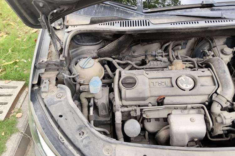 Used Volkswagen Touran 2011 1.4T Manual ZhiShang Edition 5-seater Engine Bay Right