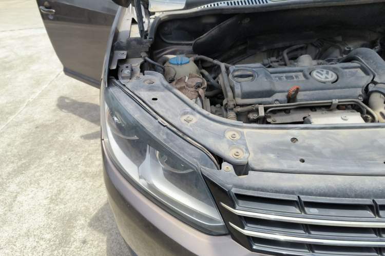 Used Volkswagen Touran 2011 1.4T Manual ZhiShang Edition 5-seater Engine Bay Right