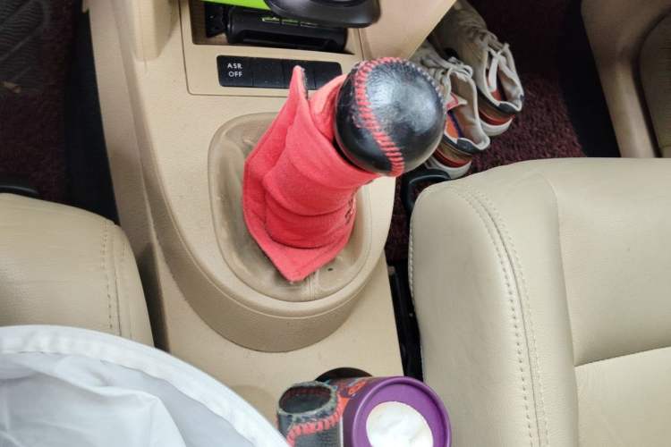 Used Volkswagen Touran 2011 1.4T Manual ZhiShang Edition 5-seater Gear Lever