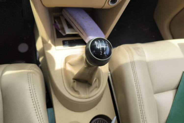 Used Volkswagen Touran 2011 1.4T Manual ZhiShang Edition 5-seater Gear Lever