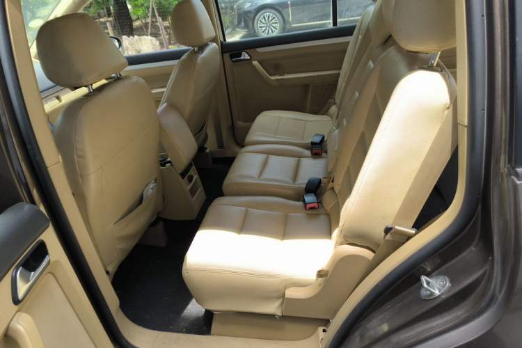 Used Volkswagen Touran 2011 1.4T Manual ZhiShang Edition 5-seater Left Rear Seat
