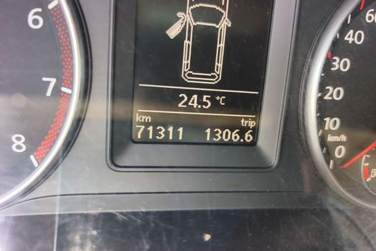 Used Volkswagen Touran 2011 1.4T DSG ZhiZhen Edition 5 Seats Odometer Close Up