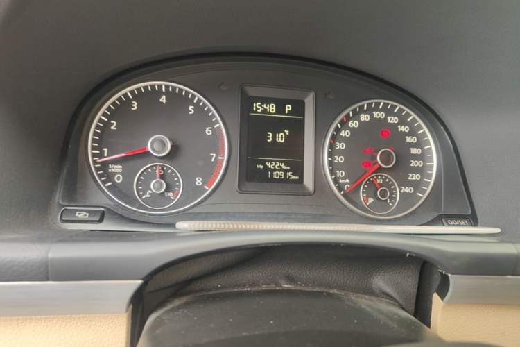 Used Volkswagen Touran 2011 1.4T DSG Zhiya Edition 5 Seats Odometer Close Up