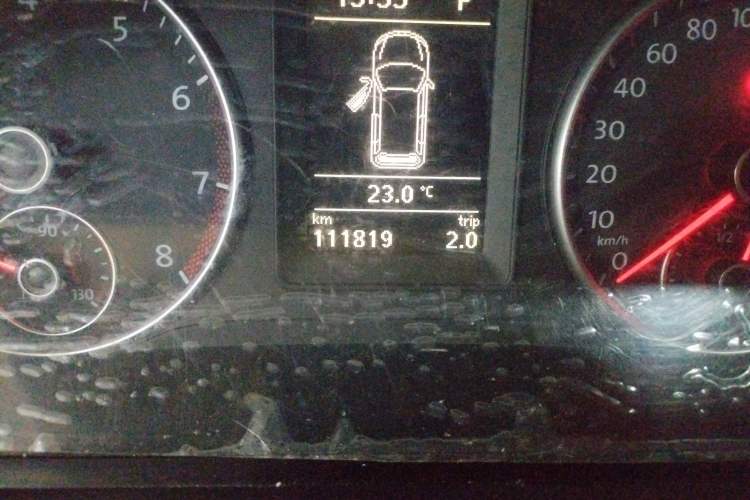 Used Volkswagen Touran 2011 1.4T DSG ZhiZhen Edition 7-Seater Odometer Close Up