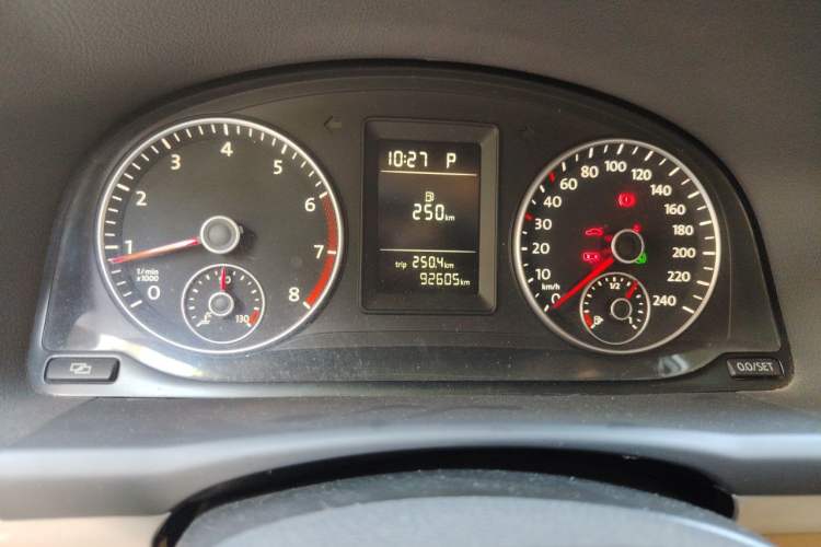 Used Volkswagen Touran 2011 1.4T DSG Zhiya Edition 5 Seats Odometer Close Up