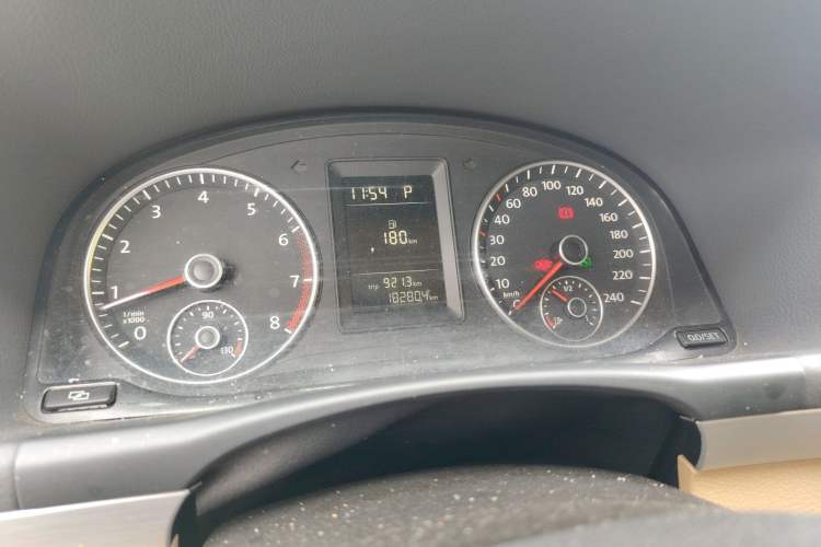 Used Volkswagen Touran 2011 1.4T DSG Zhiya Edition 5 Seats Odometer Close Up