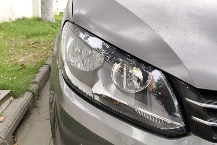 Used Volkswagen Touran 2011 1.4T Manual ZhiShang Edition 5-seater Right Front Headlight
