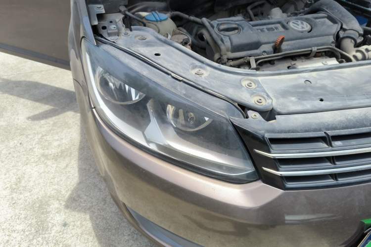 Used Volkswagen Touran 2011 1.4T Manual ZhiShang Edition 5-seater Right Front Headlight