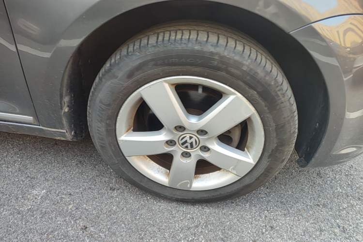 Used Volkswagen Touran 2011 1.4T DSG Zhiya Edition 5 Seats Right Front Wheel Hub