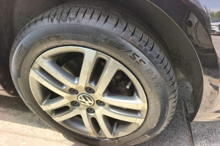 Used Volkswagen Touran 2011 1.4T DSG ZhiZhen Edition 5 Seats Right Front Wheel Hub