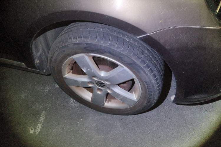 Used Volkswagen Touran 2011 1.4T DSG Zhiya Edition 5 Seats Right Front Wheel Hub