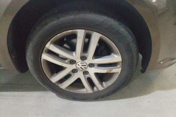 Used Volkswagen Touran 2011 1.4T DSG ZhiZhen Edition 7-Seater Right Front Wheel Hub