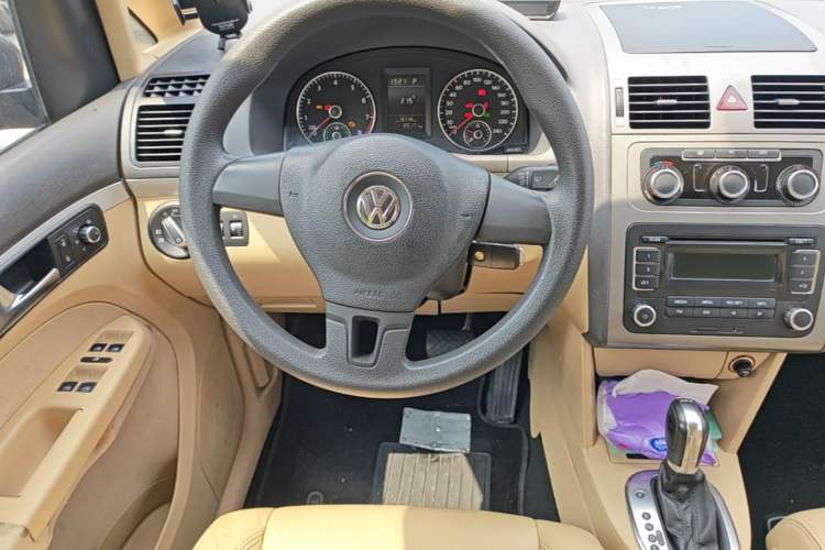Used Volkswagen Touran 2011 1.4T DSG Zhiya Edition 5 Seats Steering Wheel