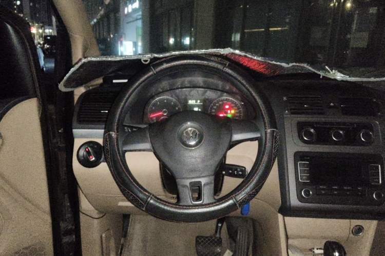Used Volkswagen Touran 2011 1.4T DSG Zhiya Edition 5 Seats Steering Wheel
