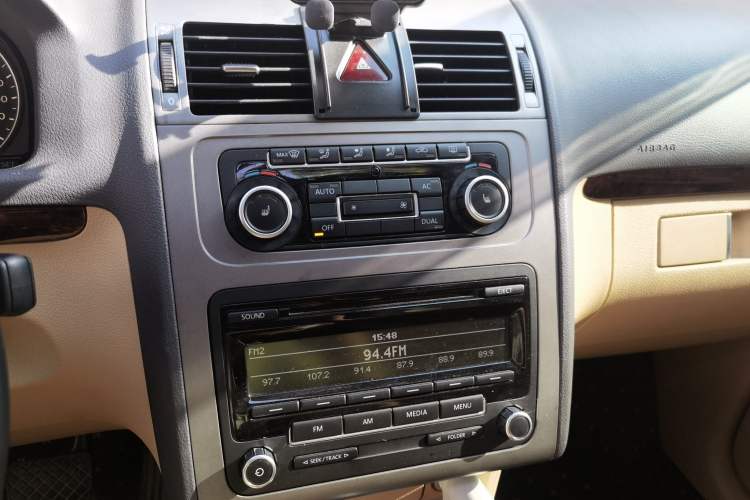 Used Volkswagen Touran 2011 1.4T DSG Zhiya Edition 5 Seats Audio And AC Panel