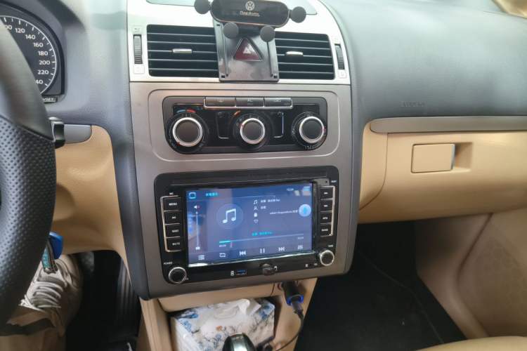 Used Volkswagen Touran 2011 1.4T DSG Zhiya Edition 5 Seats Audio And AC Panel