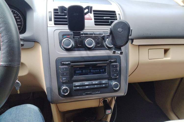 Used Volkswagen Touran 2011 1.4T Manual ZhiShang Edition 5-seater Audio And AC Panel