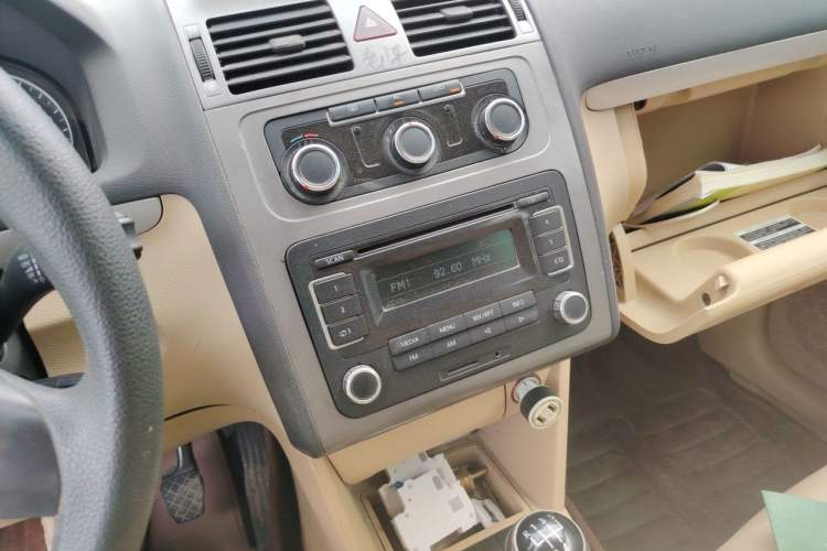 Used Volkswagen Touran 2011 1.4T Manual ZhiShang Edition 5-seater Audio And AC Panel