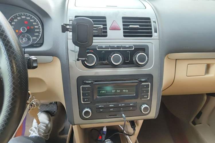 Used Volkswagen Touran 2011 1.4T DSG Zhiya Edition 5 Seats Audio And AC Panel