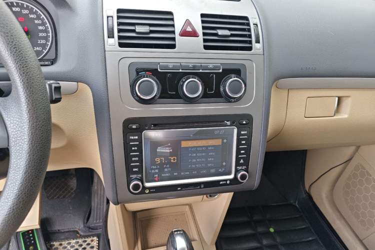 Used Volkswagen Touran 2011 1.4T DSG Zhiya Edition 5 Seats Audio And AC Panel