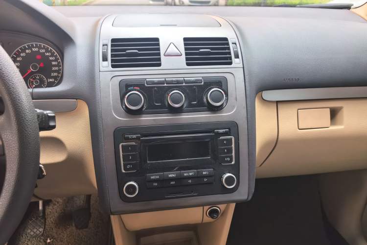 Used Volkswagen Touran 2011 1.4T Manual ZhiShang Edition 5-seater Audio And AC Panel