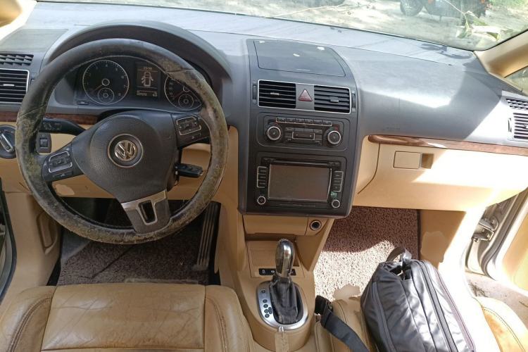 Used Volkswagen Touran 2011 1.4T DSG ZhiZhen Edition 5 Seats Center Console