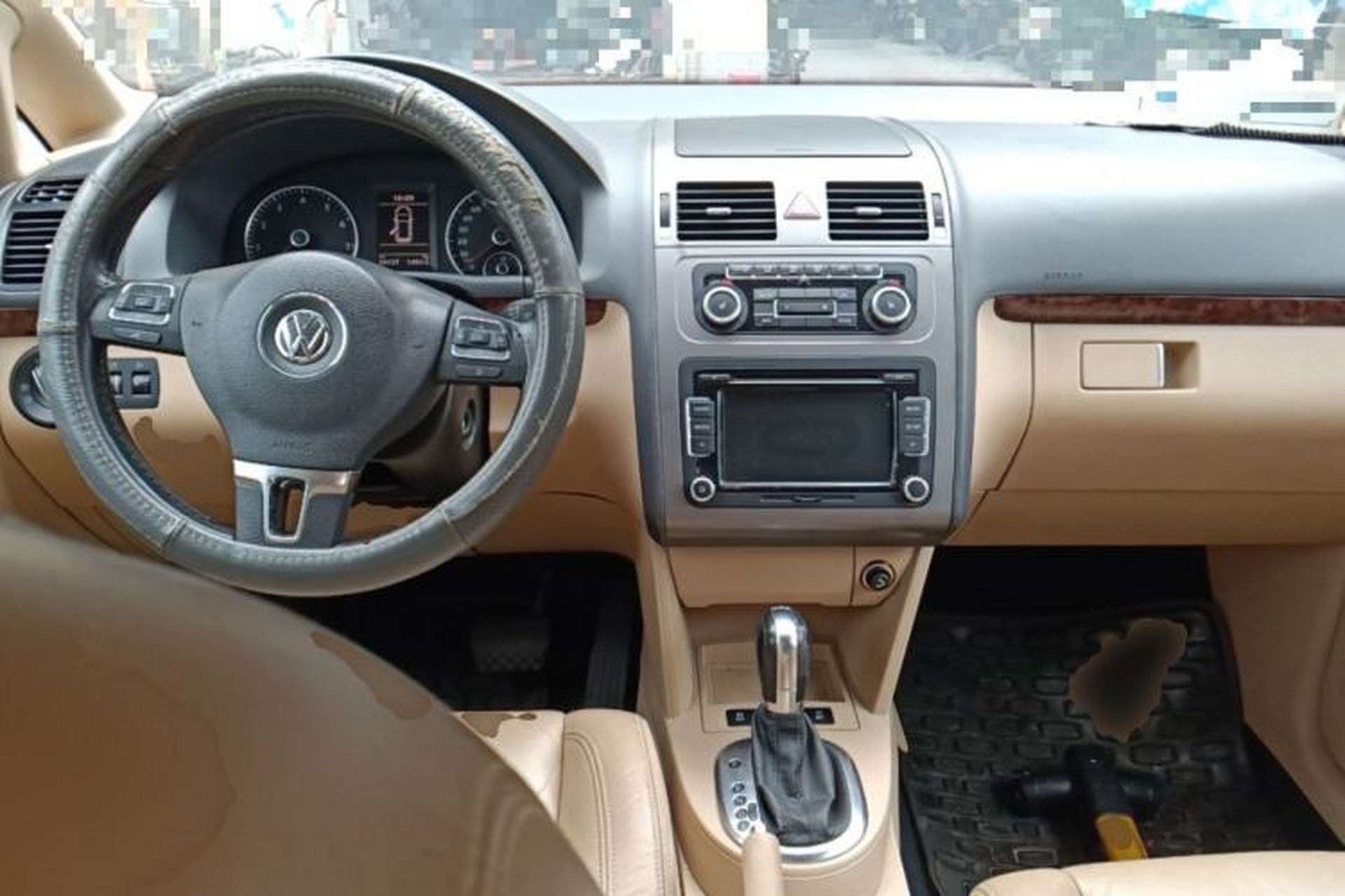 Used Volkswagen Touran 2011 1.4T DSG ZhiZhen Edition 7-Seater Center Console