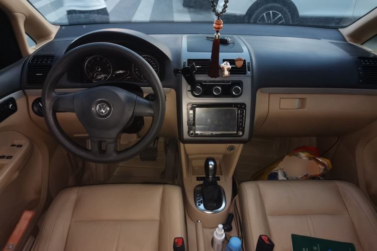 Used Volkswagen Touran 2011 1.4T DSG Zhiya Edition 5 Seats Center Console