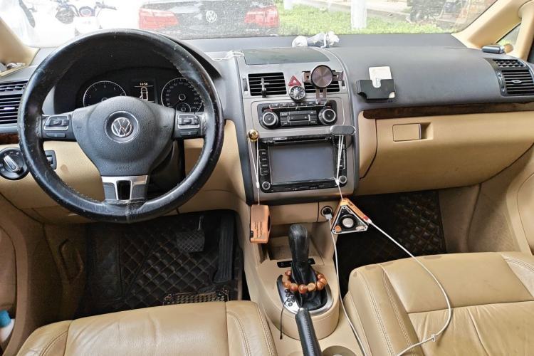 Used Volkswagen Touran 2011 1.4T DSG ZhiZhen Edition 5 Seats Center Console