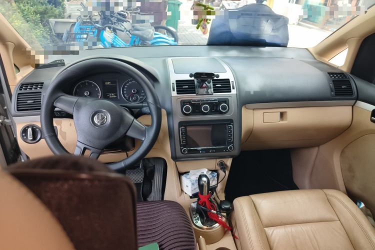 Used Volkswagen Touran 2011 1.4T DSG Zhiya Edition 5 Seats Center Console