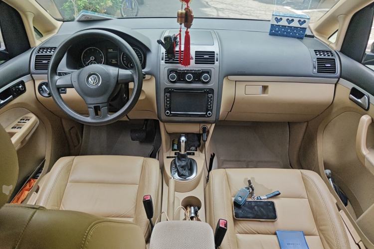 Used Volkswagen Touran 2011 1.4T DSG Zhiya Edition 5 Seats Center Console