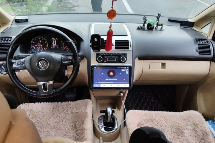 Used Volkswagen Touran 2011 1.4T DSG ZhiZhen Edition 7-Seater Center Console