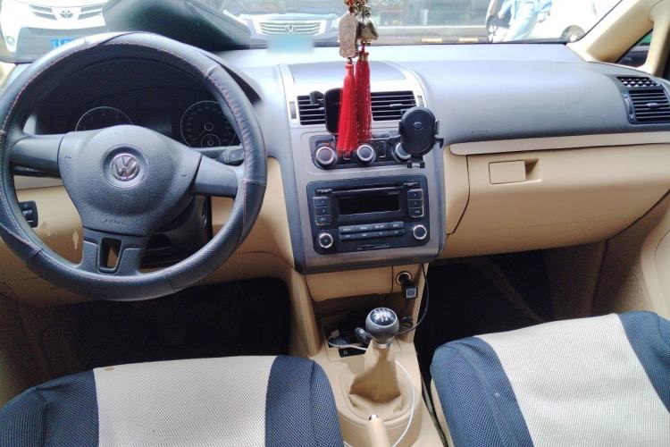 Used Volkswagen Touran 2011 1.4T Manual ZhiShang Edition 5-seater Center Console