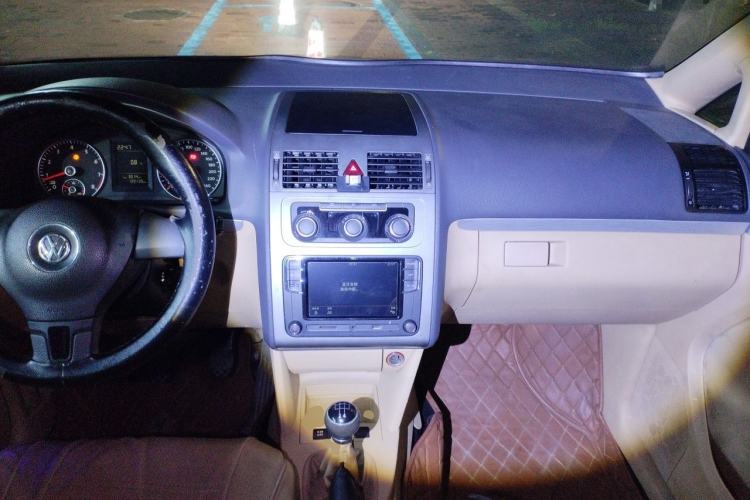 Used Volkswagen Touran 2011 1.4T Manual ZhiShang Edition 5-seater Center Console