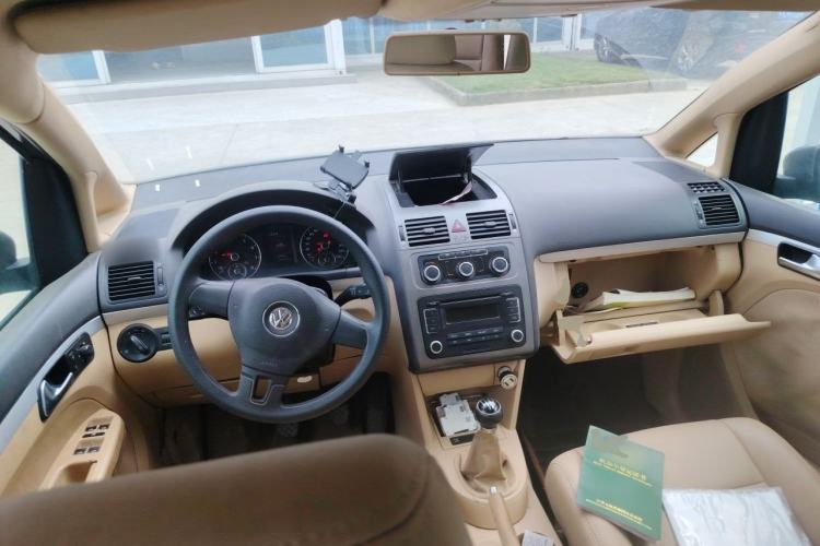 Used Volkswagen Touran 2011 1.4T Manual ZhiShang Edition 5-seater Center Console