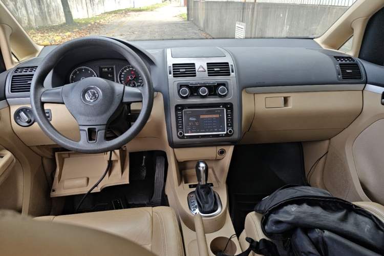 Used Volkswagen Touran 2011 1.4T DSG Zhiya Edition 5 Seats Center Console