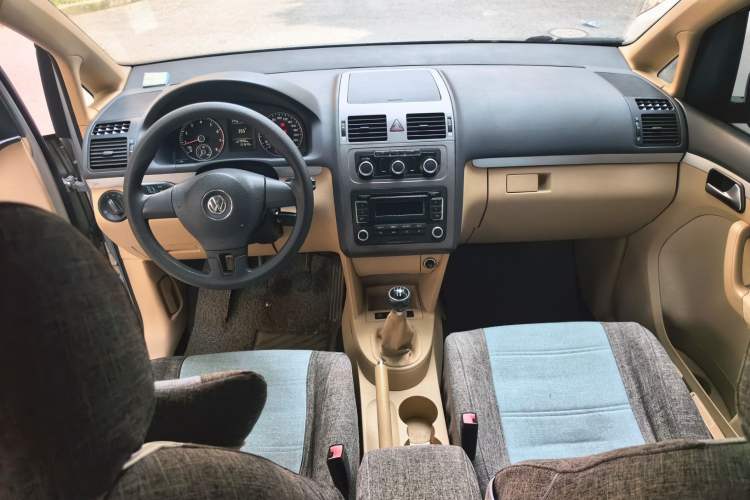 Used Volkswagen Touran 2011 1.4T Manual ZhiShang Edition 5-seater Center Console