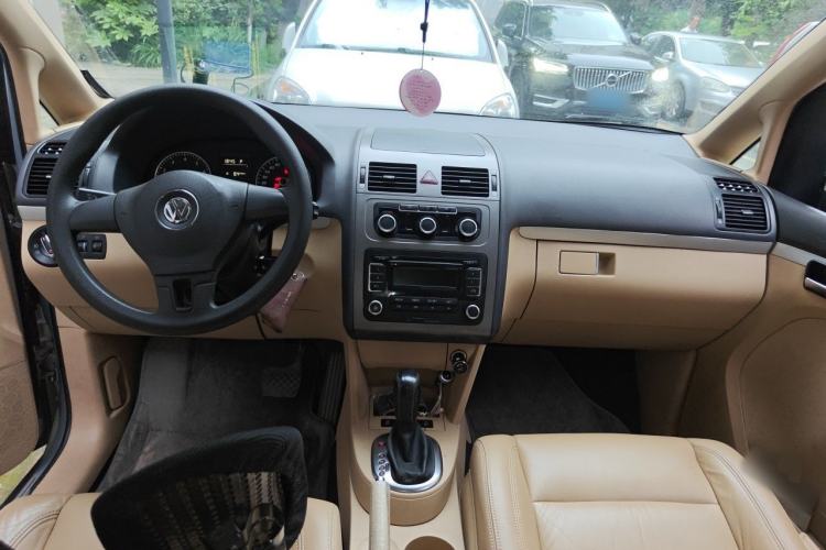 Used Volkswagen Touran 2011 1.4T DSG Zhiya Edition 5 Seats Center Console