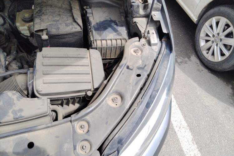 Used Volkswagen Touran 2011 1.4T Manual ZhiShang Edition 5-seater Engine Bay Left