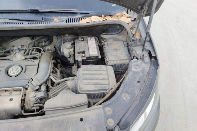 Used Volkswagen Touran 2011 1.4T Manual ZhiShang Edition 5-seater Engine Bay Left