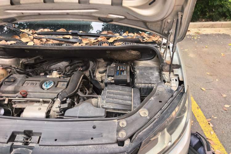 Used Volkswagen Touran 2011 1.4T Manual ZhiShang Edition 5-seater Engine Bay Left