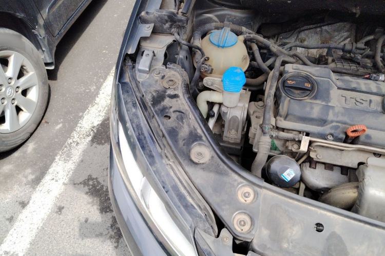 Used Volkswagen Touran 2011 1.4T Manual ZhiShang Edition 5-seater Engine Bay Right