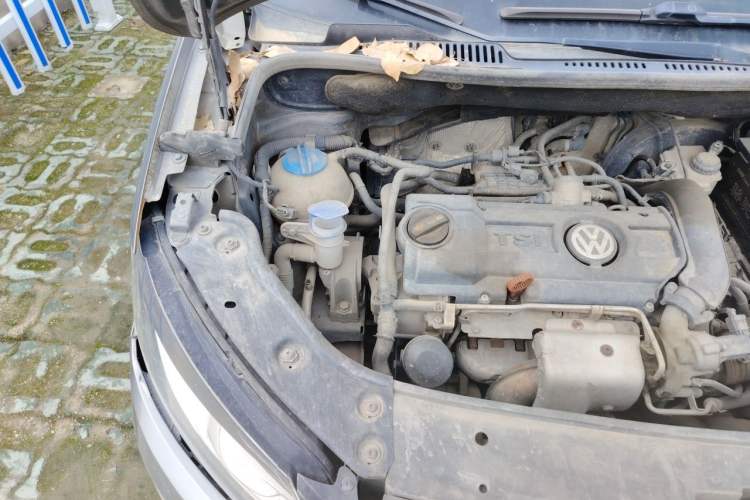 Used Volkswagen Touran 2011 1.4T Manual ZhiShang Edition 5-seater Engine Bay Right