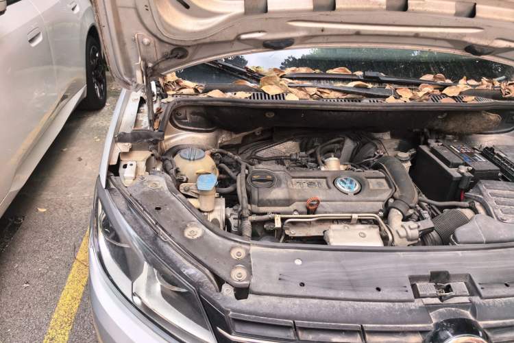 Used Volkswagen Touran 2011 1.4T Manual ZhiShang Edition 5-seater Engine Bay Right