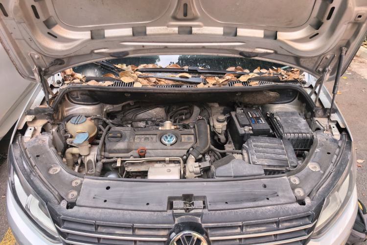 Used Volkswagen Touran 2011 1.4T Manual ZhiShang Edition 5-seater Engine Bay