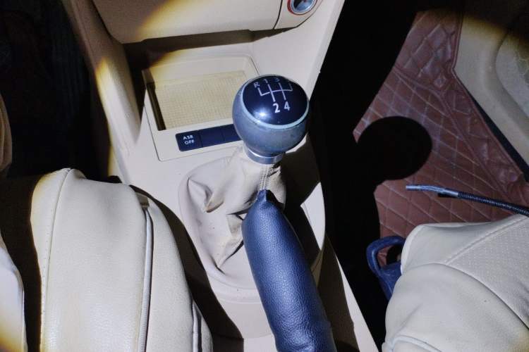 Used Volkswagen Touran 2011 1.4T Manual ZhiShang Edition 5-seater Gear Lever