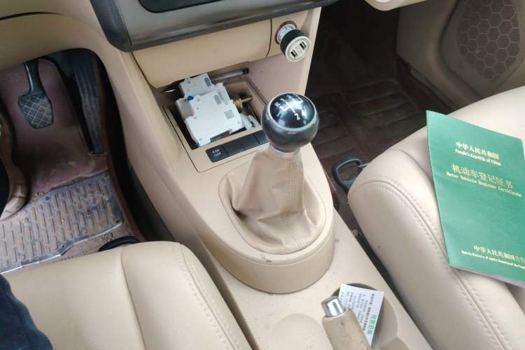 Used Volkswagen Touran 2011 1.4T Manual ZhiShang Edition 5-seater Gear Lever